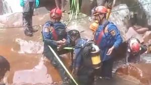 Proses-evakuasi-mayat-di-Curug-Seribu-Desa-Ciasihan-Kecamatan.jpg