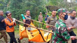 Proses-evakuasi-mayat-di-Curug-Seribu-Desa-Ciasihan.jpg