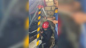 Proses-evakuasi-mesin-pompa-air-milik-warga-Desa-Sukamantri.jpg