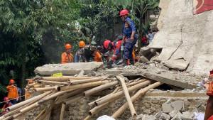 Proses-pencarian-korban-majelis-taklim-ambruk-di-Kampung-Ciapus-Desa-Sukamakmur-K.jpg