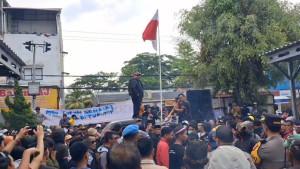 Ratusan-warga-mengggelar-aksi-unjuk-rasa-di-depan-Kantor-Desa-Bojong.jpg