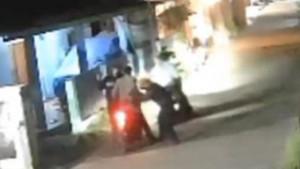 Rekaman-CCTV-detik-detik-seorang-pria-tewas-usai-terkena-sabetan-senjata-tajam-di-wilayah-K.jpg