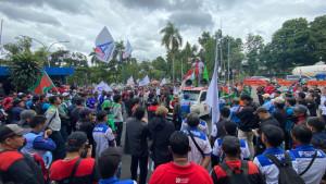 Ribuan-buruh-menggelar-aksi-unjuk-rasa-di-depan-Kantor-Bupati-Bogor-menolak-upah-murah.jpg