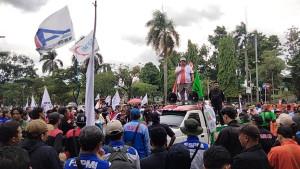 Ribuan-buruh-menggelar-aksi-unjuk-rasa-di-depan-Kantor-Bupati-Bogor.jpg