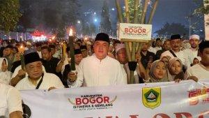 Ribuan-warga-mengikuti-kegiatan-pawai-obor-dari-Masjid-Agung-Bait.jpg