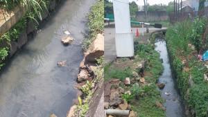 Saluran-air-yang-diduga-tercemar-limbah-di-depan-ruko-Putri-Indah-Estate-PIE.jpg