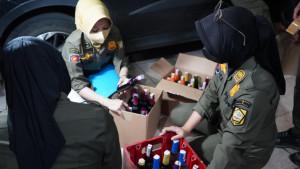 Satpol-PP-Kabupaten-Bogor-menyita-ratusan-botol-minuman-keras-dalam-razia-di-wilayah-Kecam.jpg
