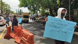 Sejumlah-orang-melakukan-protes-terhadap-Menteri-Lingkungab-Hidup-LH-yang-sedang-melakuka.jpg