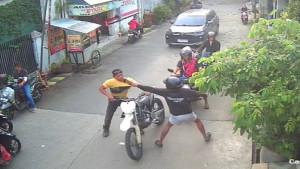 Seorang-pria-di-wilayah-Kecamatan-Cibinong-Kabupaten-Bogor-lakukan-pemukulan-terhadap-sej.jpg