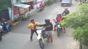 Seorang-pria-di-wilayah-Kecamatan-Cibinong-pukul-warga.jpg
