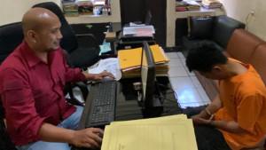 Seoranh-pencopet-di-Pancasan-Kota-Bogor-saat-diperiksa-polisi-di-kantor-Polsek-Bogor-Bara.jpg