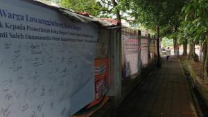 Spanduk-warga-soal-kebutuhan-akses-jalan-warga-setelah-Jalan-Saleh-Danasaswita-longsor.jpg