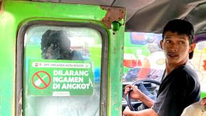 Stiker-dilarang-ngamen-di-angkot-yang-terlihat-masih-menempel-di-angkoy-trayek-02-jurusan.jpg