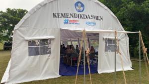 Tenda-darurat-Kemendikdasmen-untuk-siswa-terdampak-kerusakan-atap-SMKN-1-Cileungsi-Kecamat.jpg