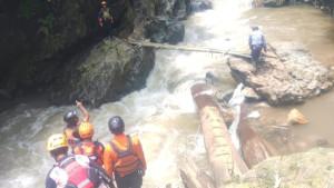 Tim-SAR-gabungan-melakukan-pencarian-terhadap-seorang-pria-yang-hanyut-di-Sungai-Cikaniki.jpg