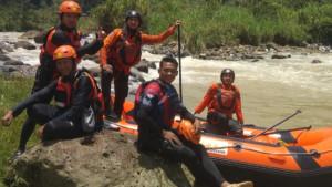 Tim-SAR-gabungan-melakukan-pencarian-terhadap-seorang-pria-yang-hanyut.jpg