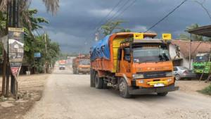 Truk-pengangkut-hasil-tambang-melintas-di-wilayah-Kecamatan-Par.jpg