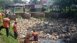 Tumpukan-sampah-di-aliran-irigasi-Setu-Cikaret-yang-berada-di-wilayah-Kelurahan-Harapan-Jaya.jpg