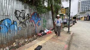 Tumpukan-sampah-masih-terlihat-di-Gang-Belong-Jalan-Roda-Suryakencana.jpg