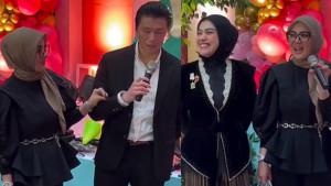 Video-Syahrini-Lap-Tangan-ke-Jas-Usai-Pegang-Mik-Lirikan-Reino-Barack.jpg