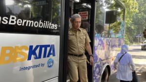 Wali-Kota-Bogor-Dedie-Rachim-saat-turun-dari-Biskita-Transpakuan.jpg