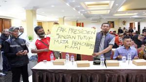 Warga-Puncak-protes-KLH.jpg