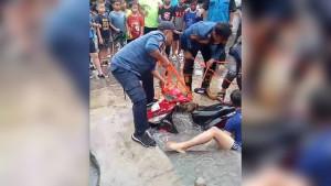 damkar-evakuasi-pengendara-motor-terperosok.jpg