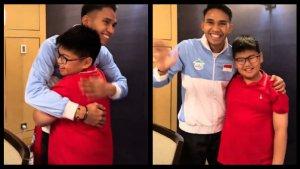 marselino-kasih-jersey-ke-kenneth.jpg