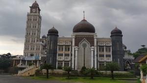masjid-agung-harakatul-jannah-berlokasi-di-kawasan-puncak-bogor.jpg