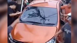 mobil-ayla-dikeroyok.jpg