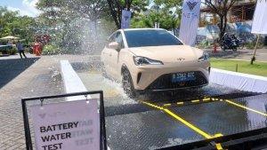 mobil-listrik-Neta-V-II-ke-kolam-air-sedalam-25-cm.jpg