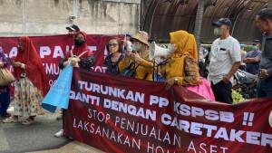 nasabah-demo-di-Koperasi-Simpan-Pinjam-Sejahtera-Bersama.jpg