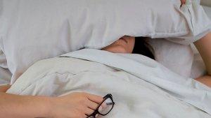 niat-bangunkan-sholat-subuh-galih-curiga-lihat-tantenya-tidur-pulas-menjerit-saat-buka-bantal.jpg