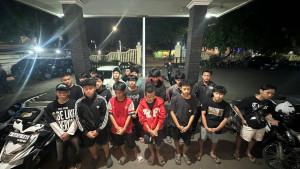 polisi-bubarkan-aksi-balap-liar.jpg