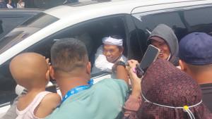 rebutan-pegang-tangan-bapak-aing.jpg