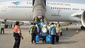 sejumlah-393-jemaah-haji-kloter-pertama-diberangkatkan-di-terminal-2-bandara-soekarno-hatta_20180717_134420.jpg