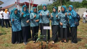 tanam-pohon-anggota-pkk.jpg