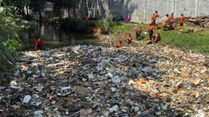tumpukan-sampah-di-saluran-imigrasi-setu-cikaret.jpg