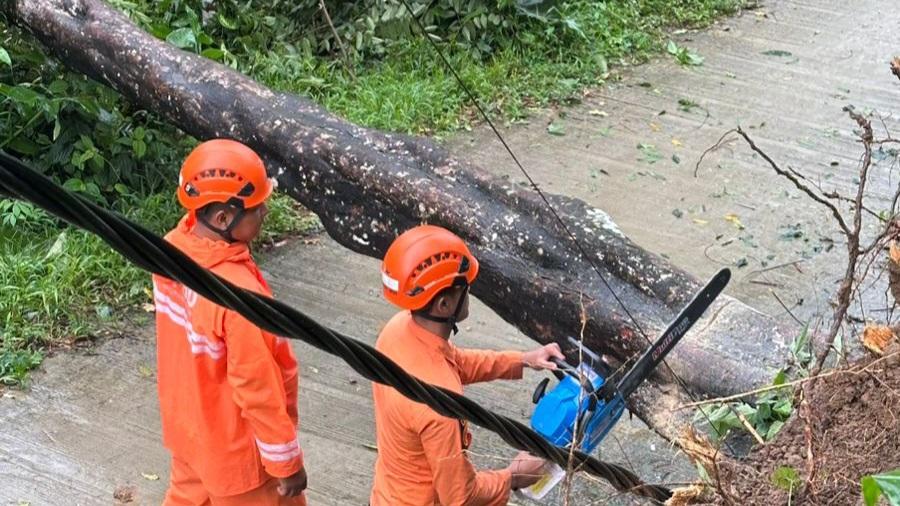 Akses-jalan-warga-di-Hegarsari-Desa-Jayaraharja-Kecamatan-Sukajaya-Kabup.jpg