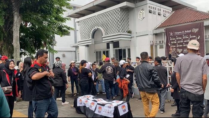 Aksi-unjuk-rasa-di-depan-Kantor-KPU-Kabupaten-Bogor-Jalan-Tegar-Beriman-Cibinong.jpg