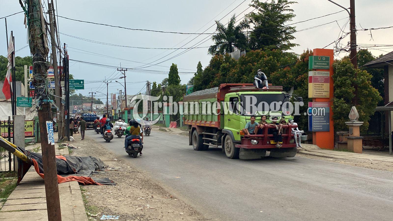 Aktifitas-truk-tambang-di-wilayah-Parung-Panjang-Kabupaten-Bogor-Sabtu-452024.jpg
