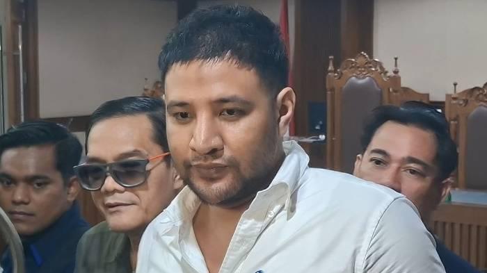 Ammar-Zoni-saat-ditemui-usai-sidang-kasus-peredaran-narkoba-kamis-19-feb.jpg