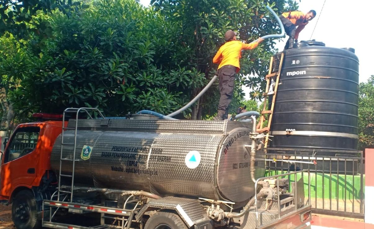 BPBD-Kabupaten-Bogor-distribusikan-5000-liter-air-bersih-untuk-warga-Kampung-Garung.jpg