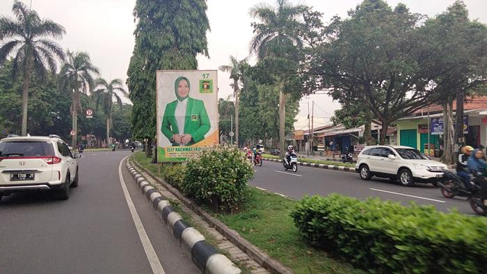 Tak Ada yang Berani Menertibkan, Banyak Baliho Sakti Bertebaran di Jalan Tegar Beriman Cibinong