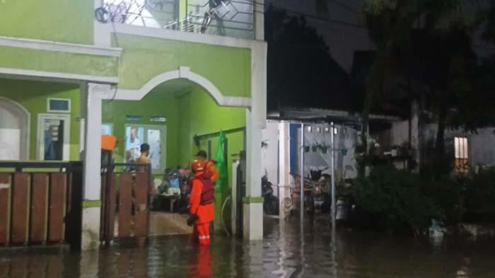 Banjir-menggenang-rumah-warga-perumahan-di-Desa-Puspasari-Kecamatan-Citeureup-Kabupaten-Bogor.jpg