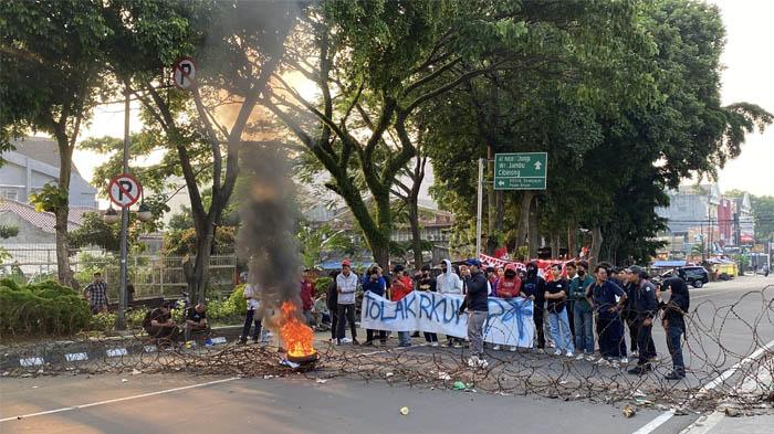 Belasan-mahasiswa-UIKA-Kota-Bogor-demo-di-Jalan-Jenderal-Sudirman.jpg
