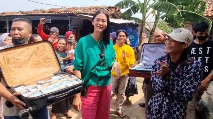 Bonge-histeris-dikasih-uang-dalam-2-koper-senilai-Rp-500-juta-dari-Paula-verhoeven.jpg