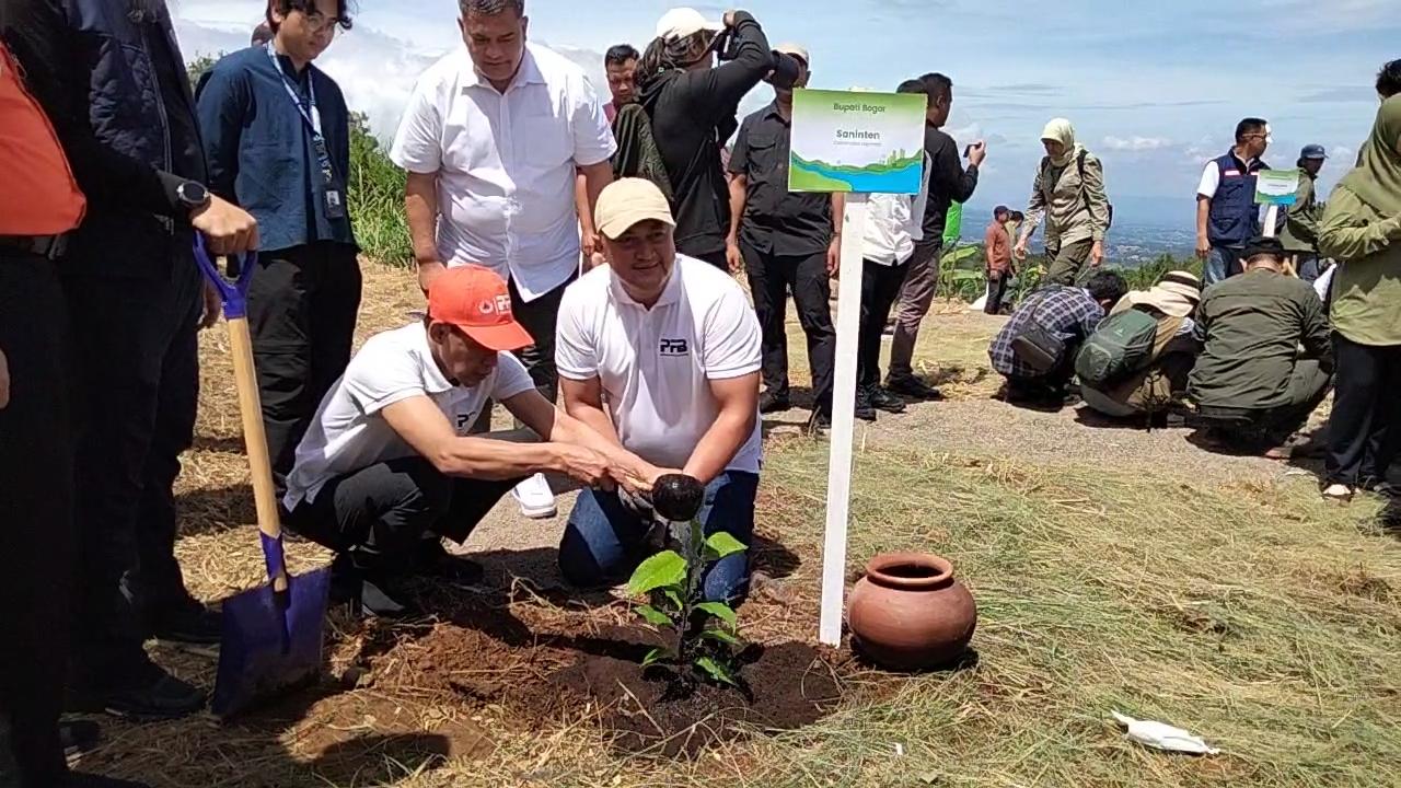 Bupati-Bogor-Rudy-Susmanto-menanam-pohon-di-kawasan-Puncak-Bogor-tepatnya-di-EIGER-Adventur.jpg