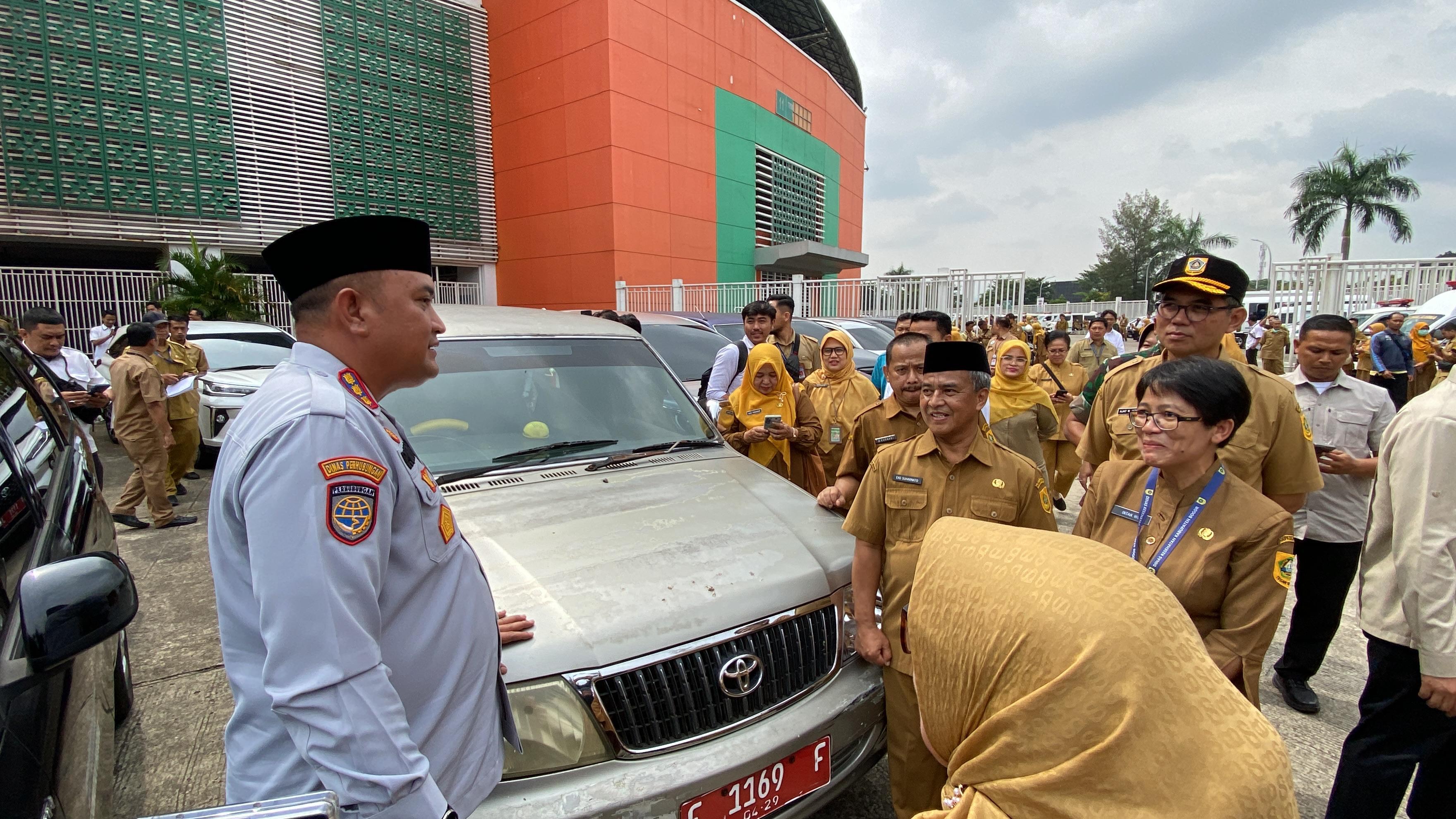 Bupati-Bogor-Rudy-Susmanto-mengecek-kendaraan-dinas-ASN-di-area-parkir-Stadion-Pakansari.jpg