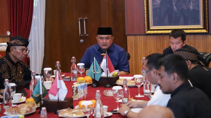 Bupati-Bogor-Rudy-Susmanto-menggelar-rapat-dalam-rencana-percepatan-penataan-kawas.jpg